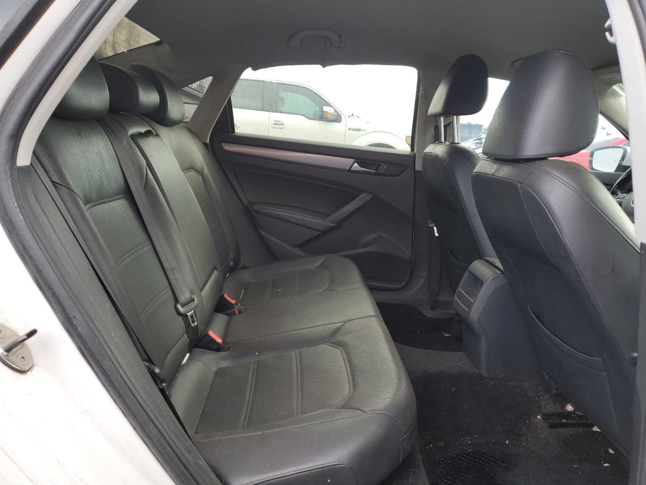 2014 Volkswagen Passat - Image 10