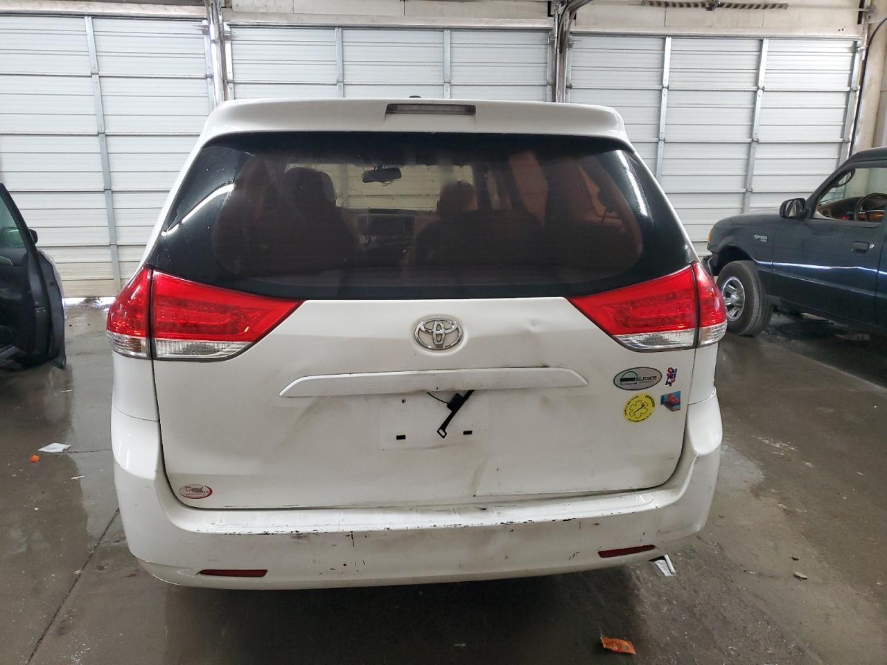 2011 Toyota Sienna - Image 6