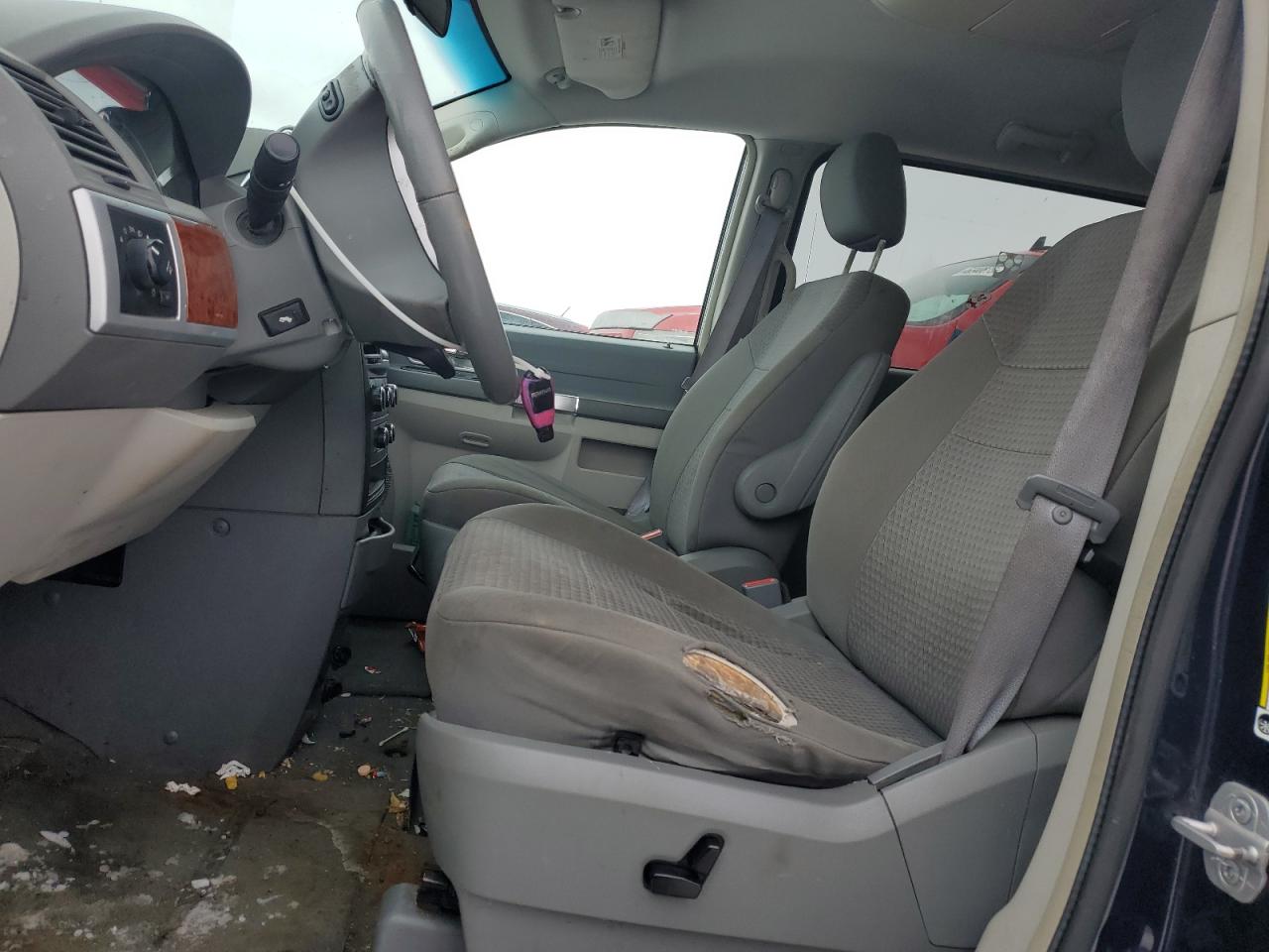 2008 Chrysler Town & Country - Image 7