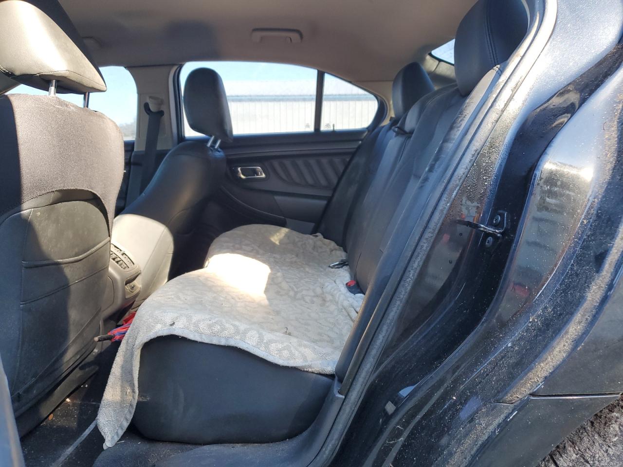 2011 Ford Taurus - Image 10