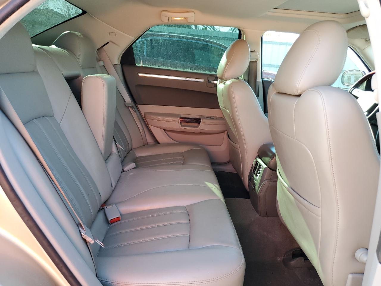 2010 Chrysler 300 - Image 10