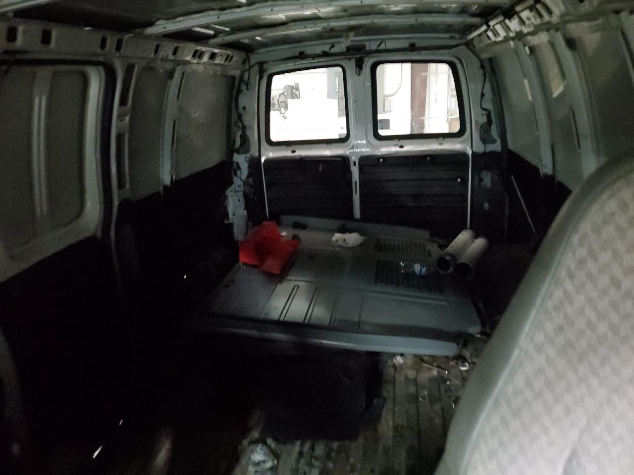 2003 Chevrolet Express - Image 10