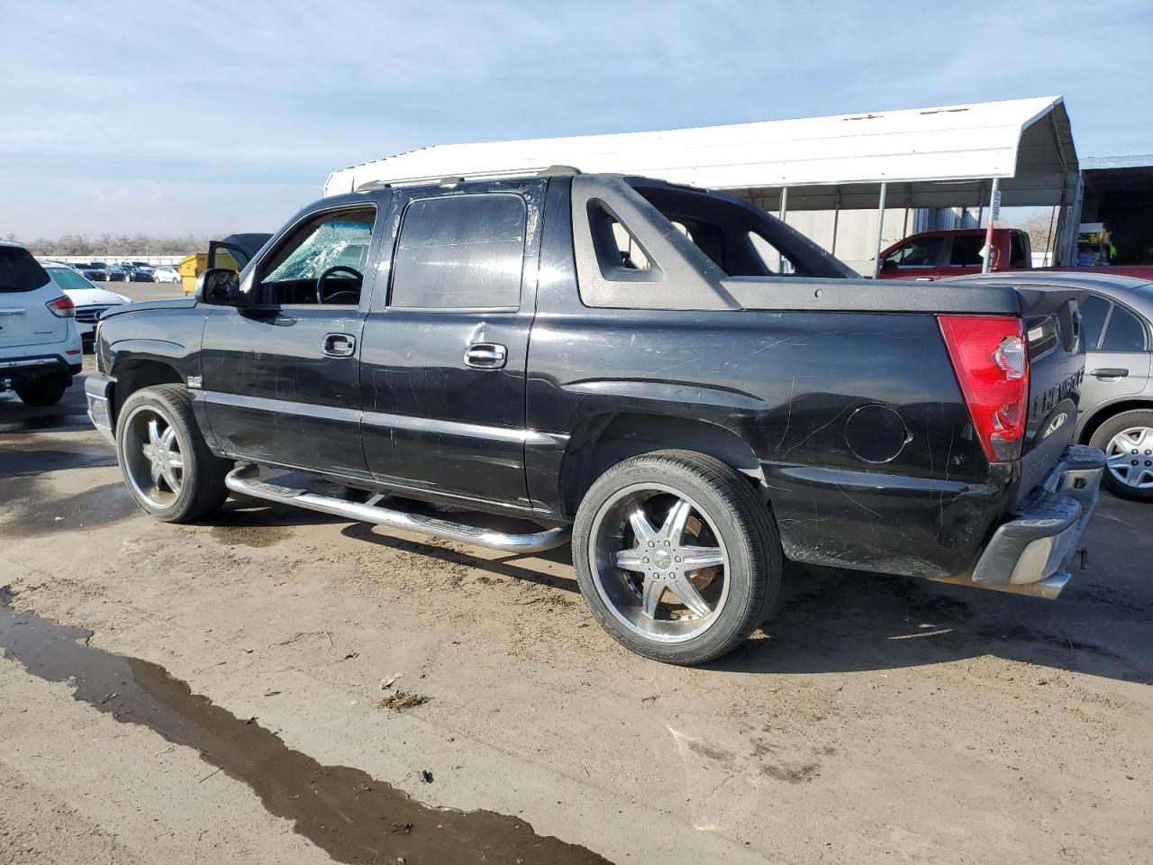 2005 Chevrolet Avalanche - Image 2