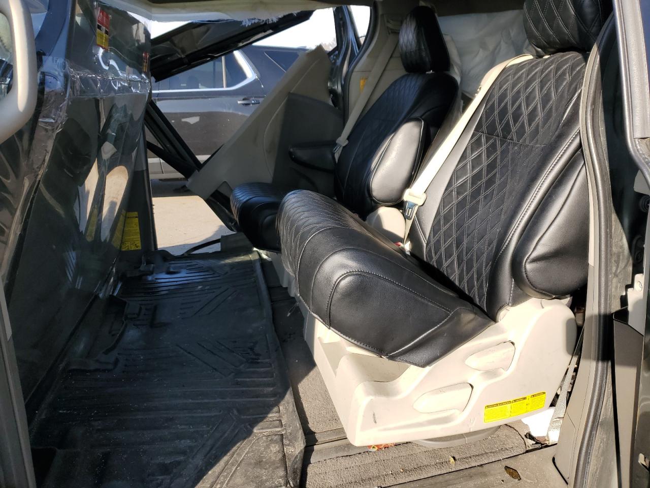 2014 Toyota Sienna - Image 11