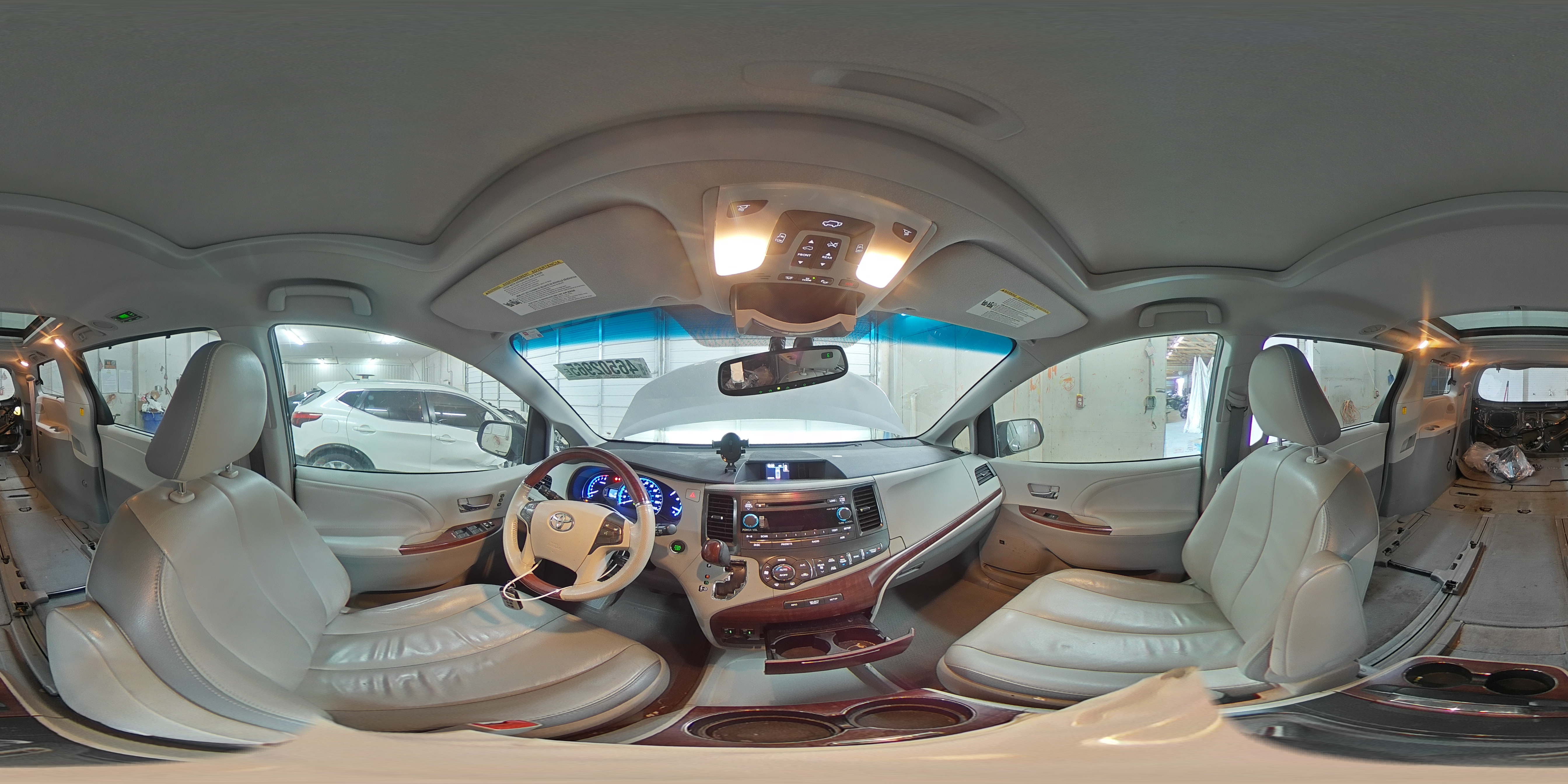2013 Toyota Sienna - Image 16
