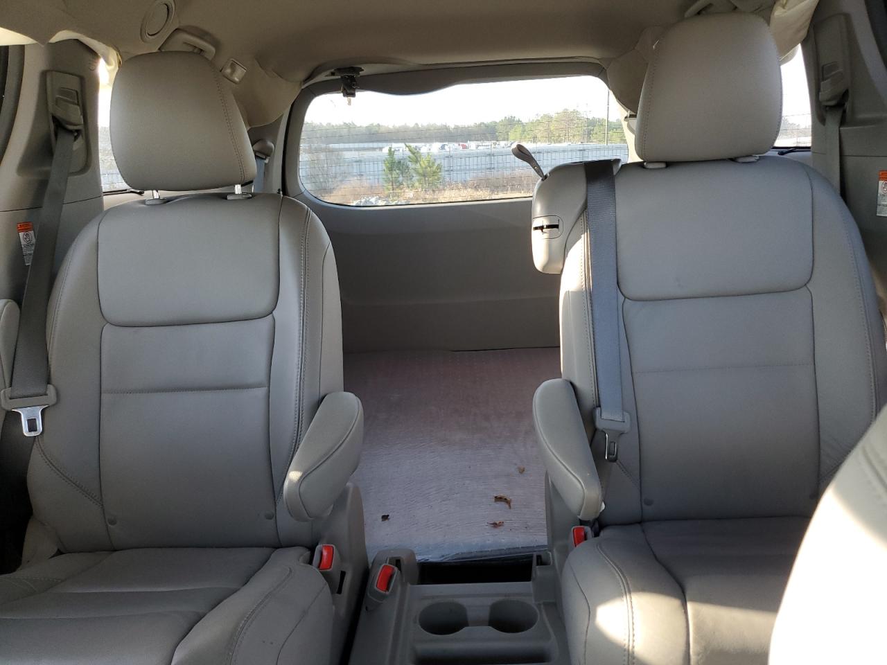 2015 Toyota Sienna - Image 10
