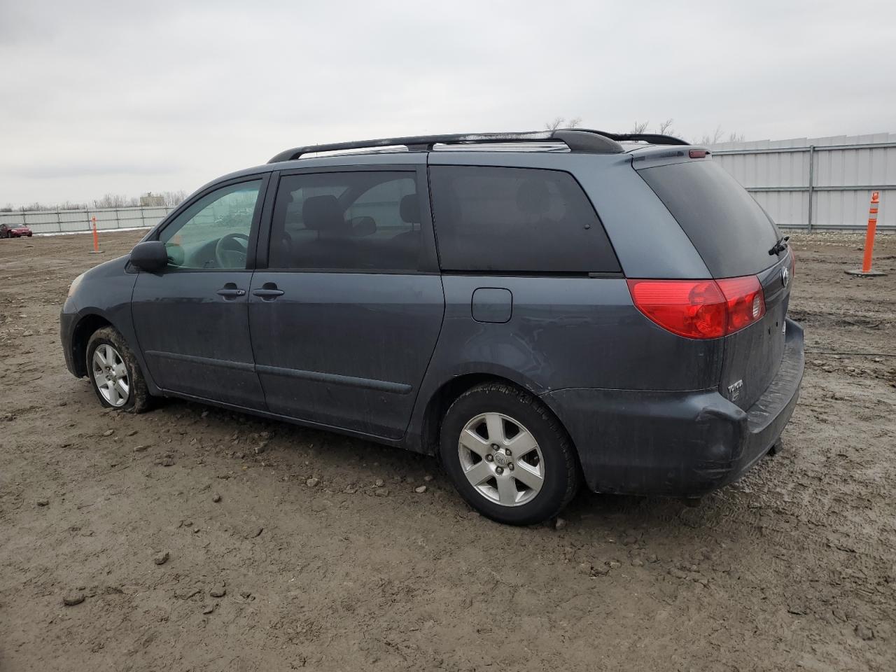 2008 Toyota Sienna - Image 2