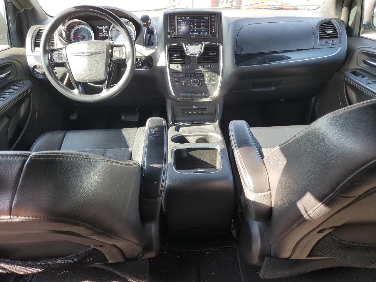 2015 Chrysler Town & Country - Image 8