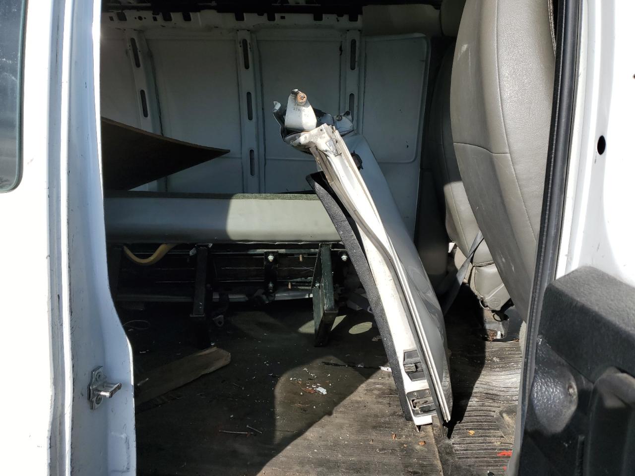 2015 Chevrolet Express - Image 11