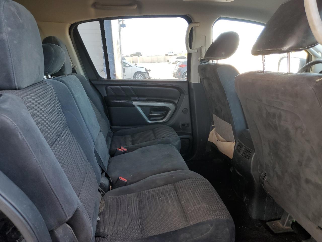 2015 Nissan Armada - Image 11