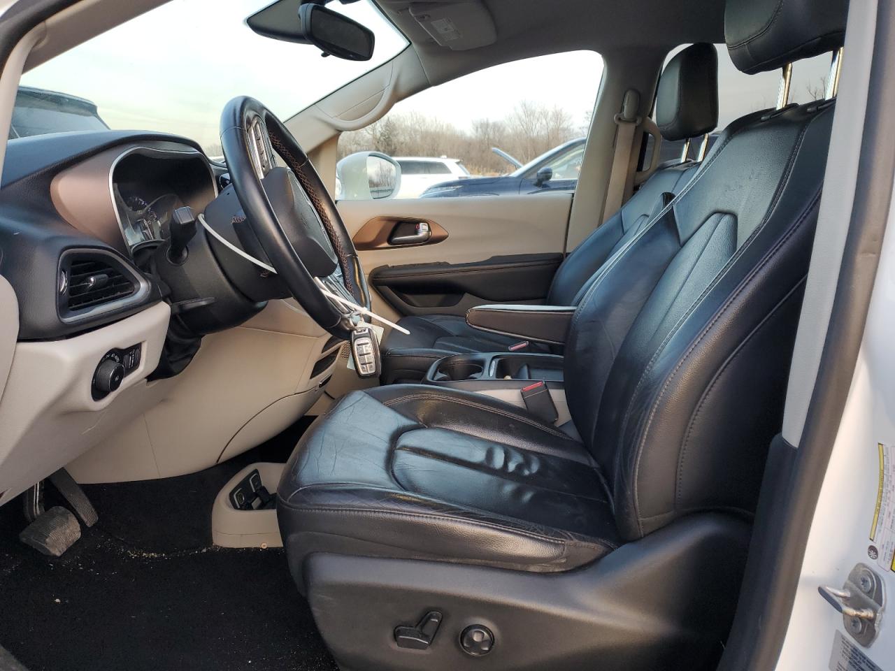 2017 Chrysler Pacifica - Image 7