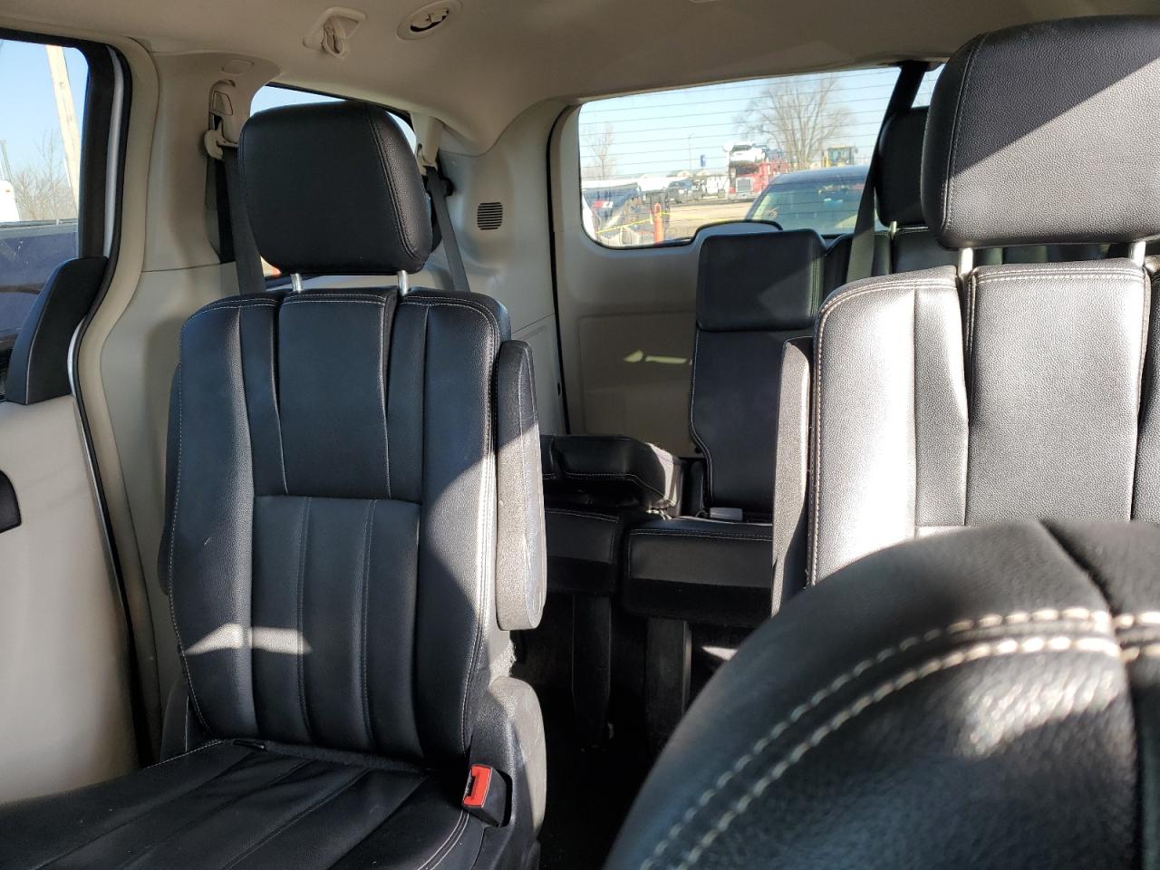 2016 Chrysler Town & Country - Image 10