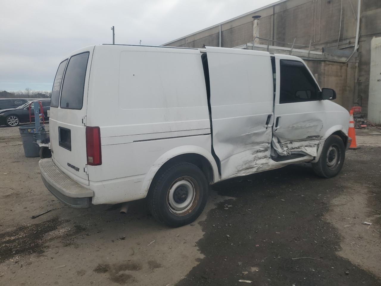 2000 Chevrolet Astro - Image 3