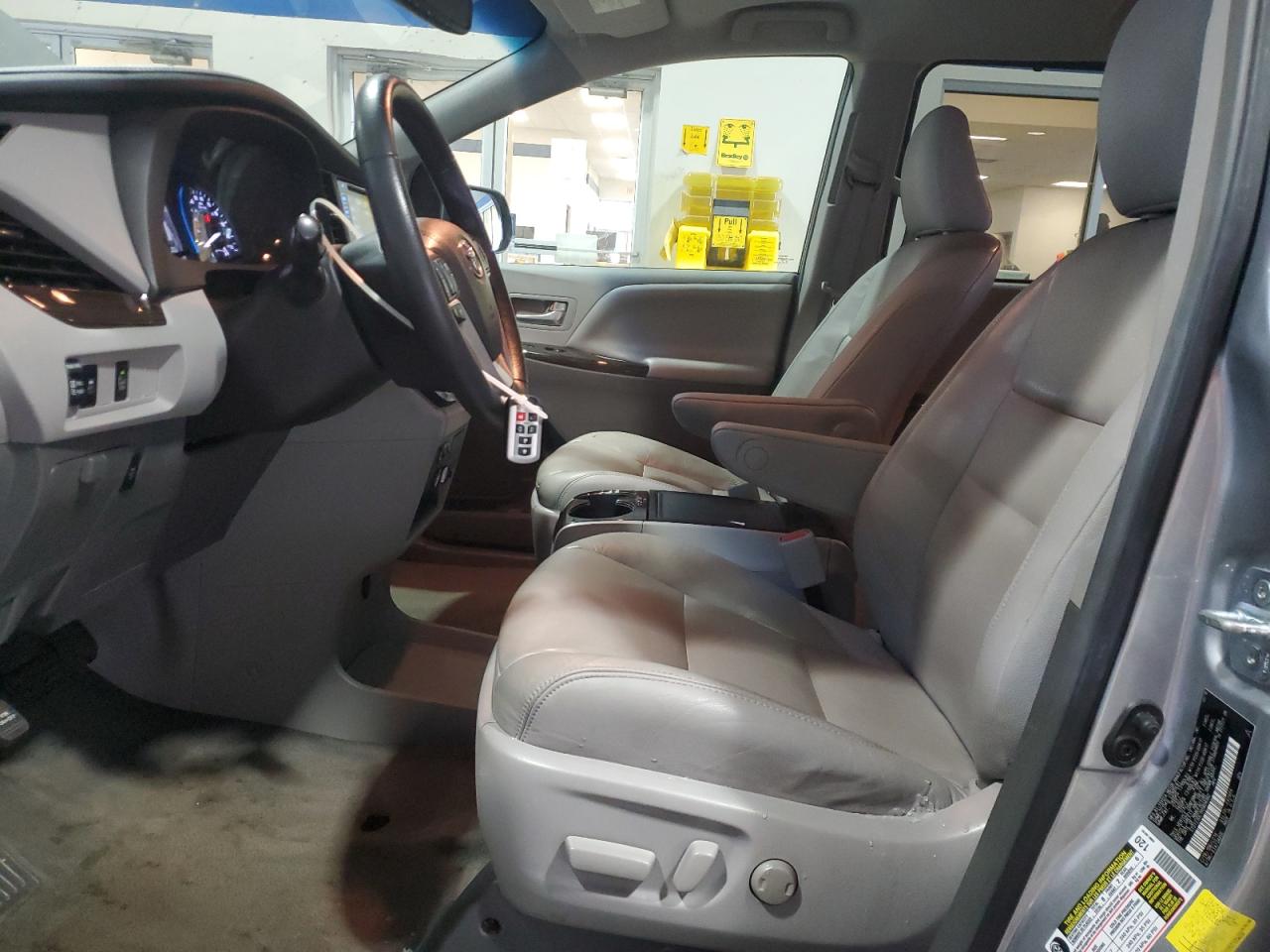 2017 Toyota Sienna - Image 7