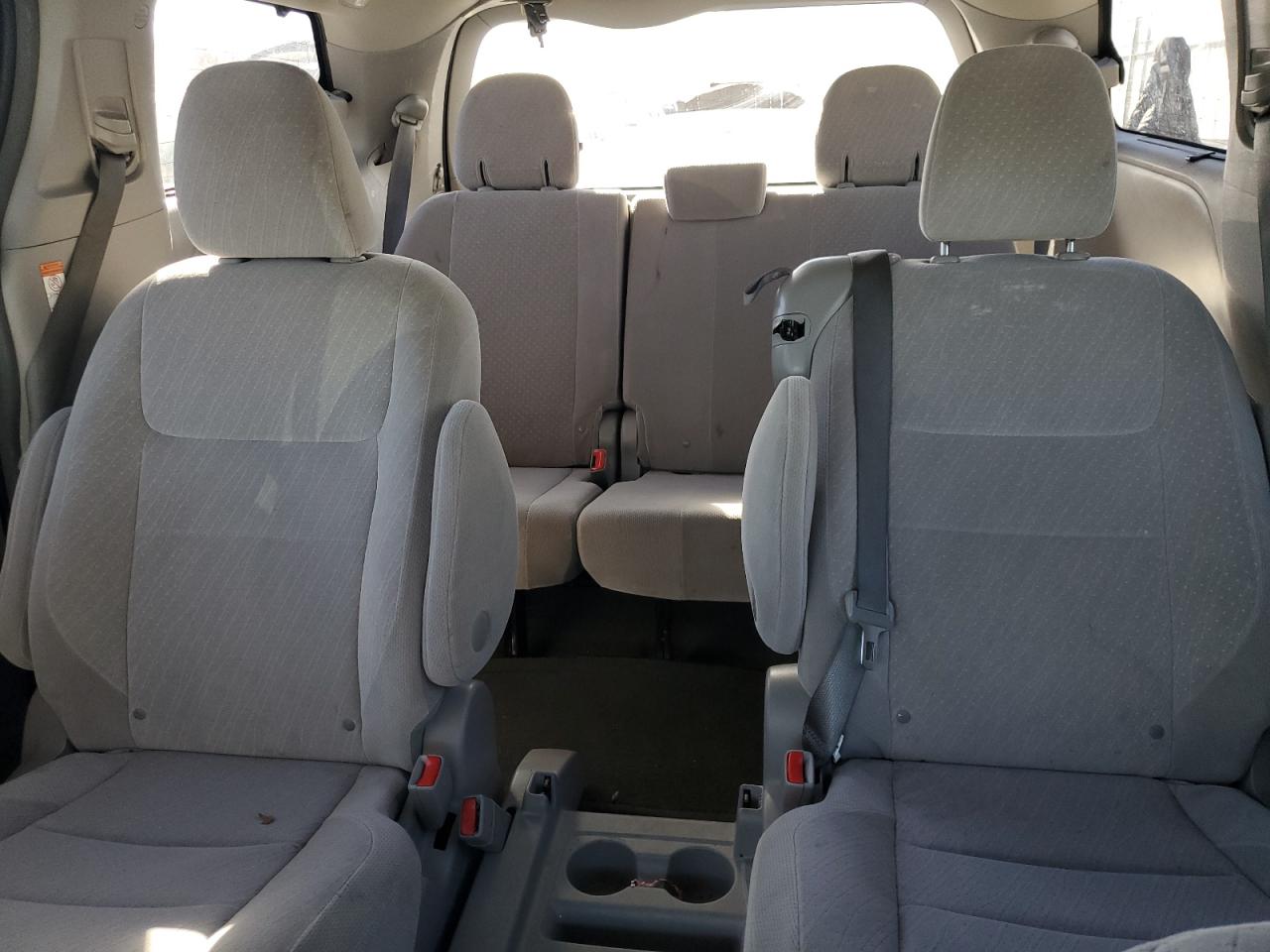 2017 Toyota Sienna - Image 10