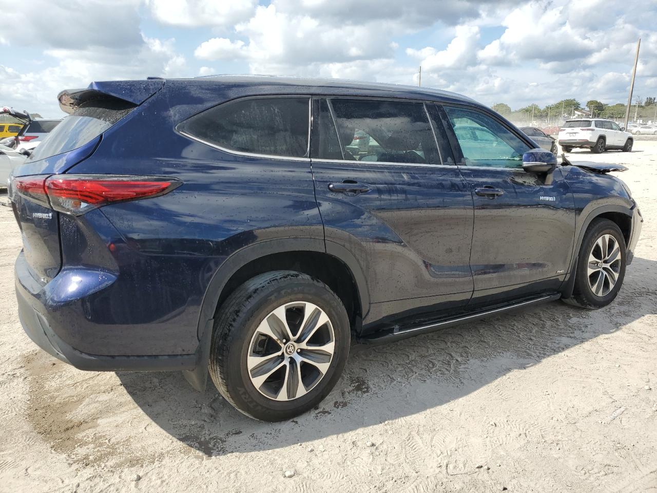 2021 Toyota Highlander - Image 3