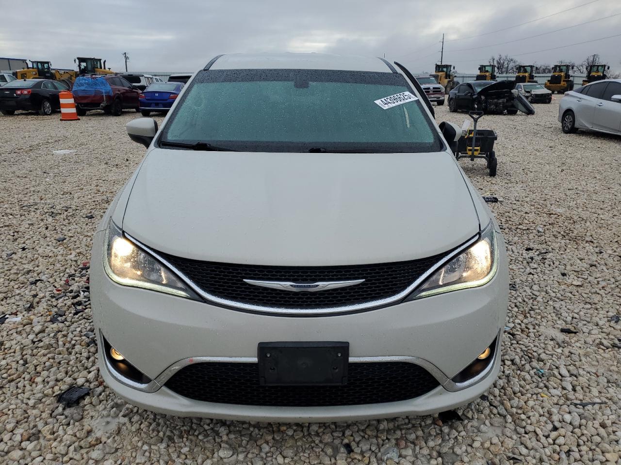 2017 Chrysler Pacifica - Image 5