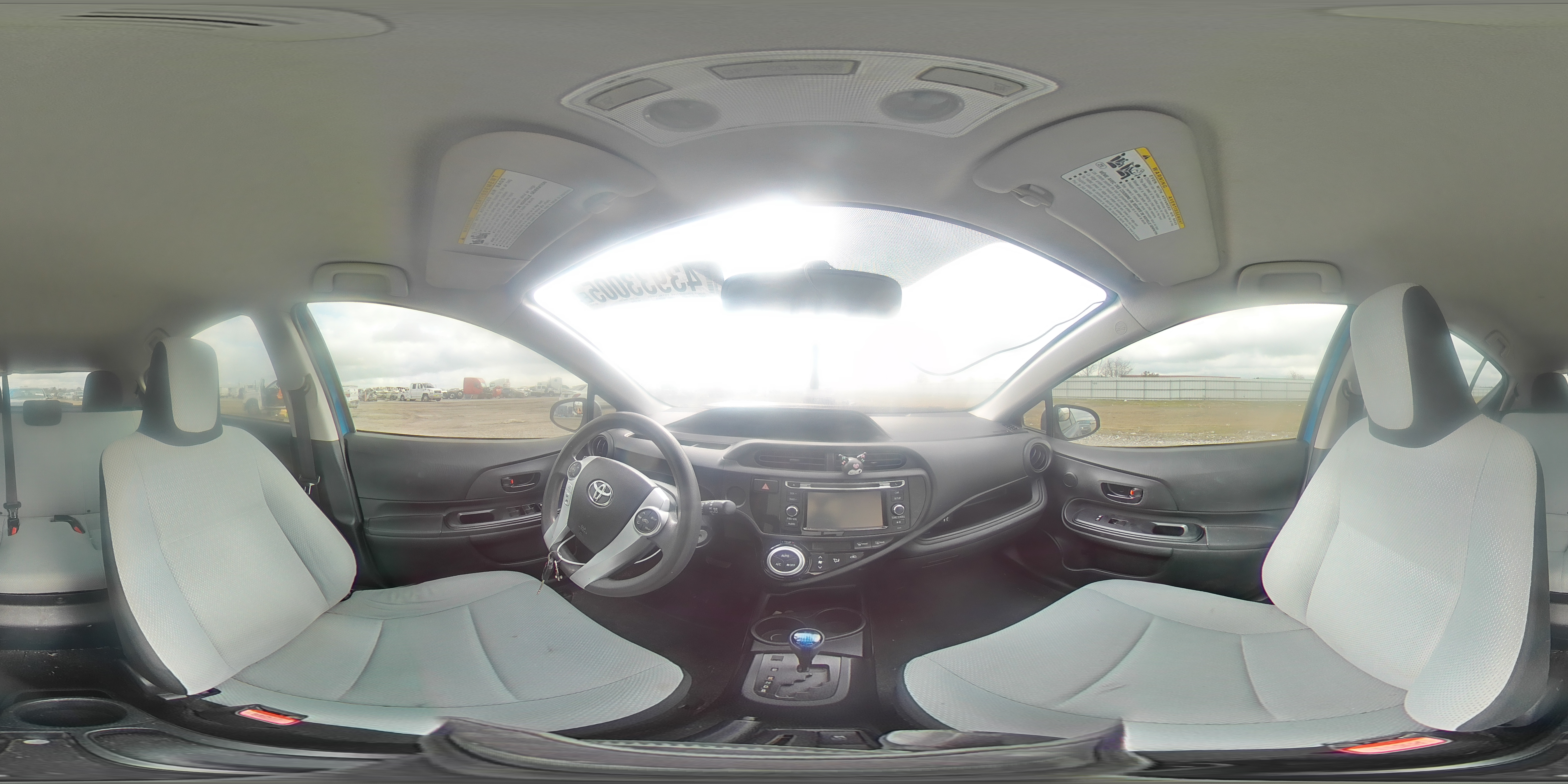 2015 Toyota Prius - Image 13