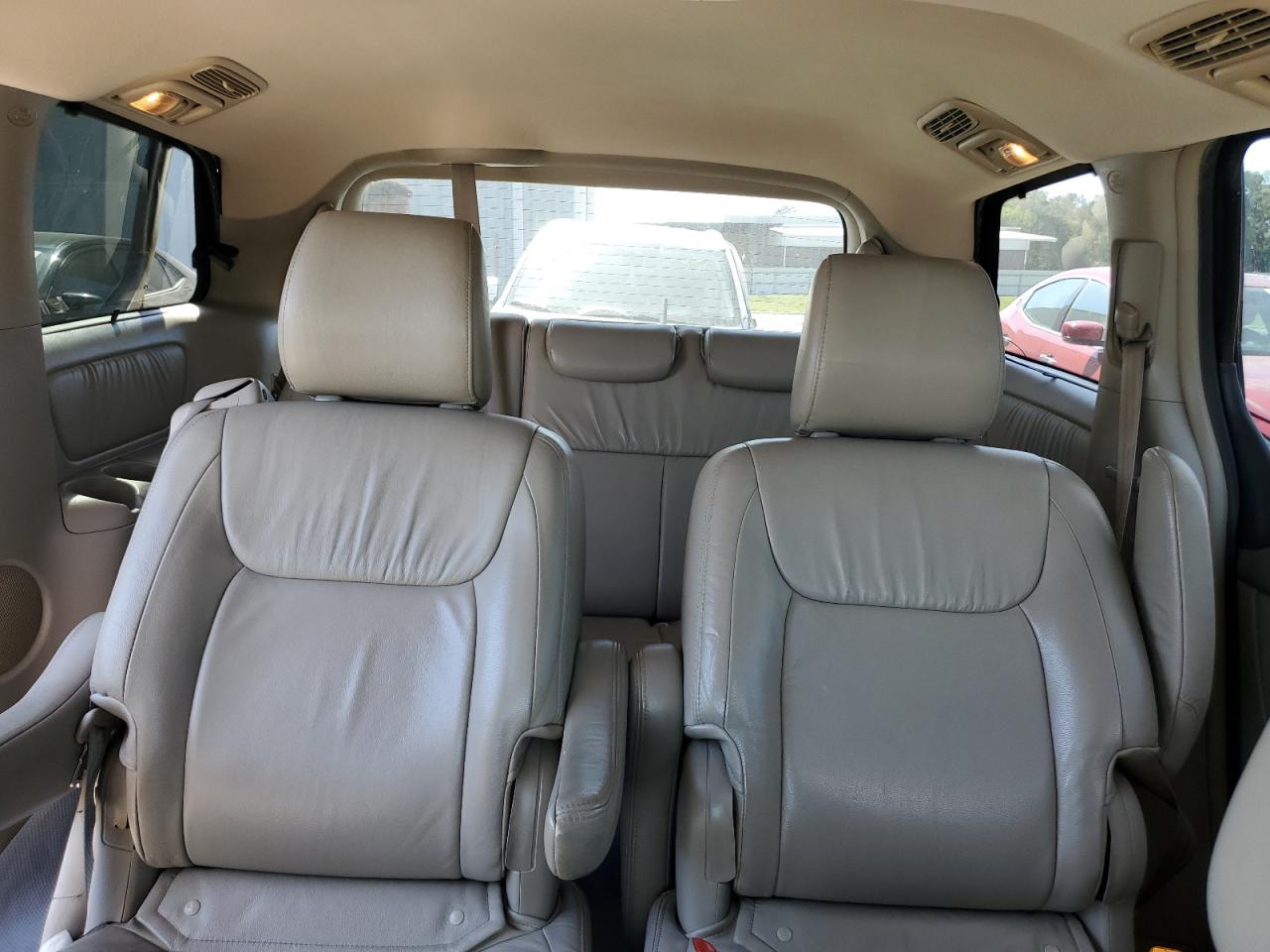 2010 Toyota Sienna - Image 10