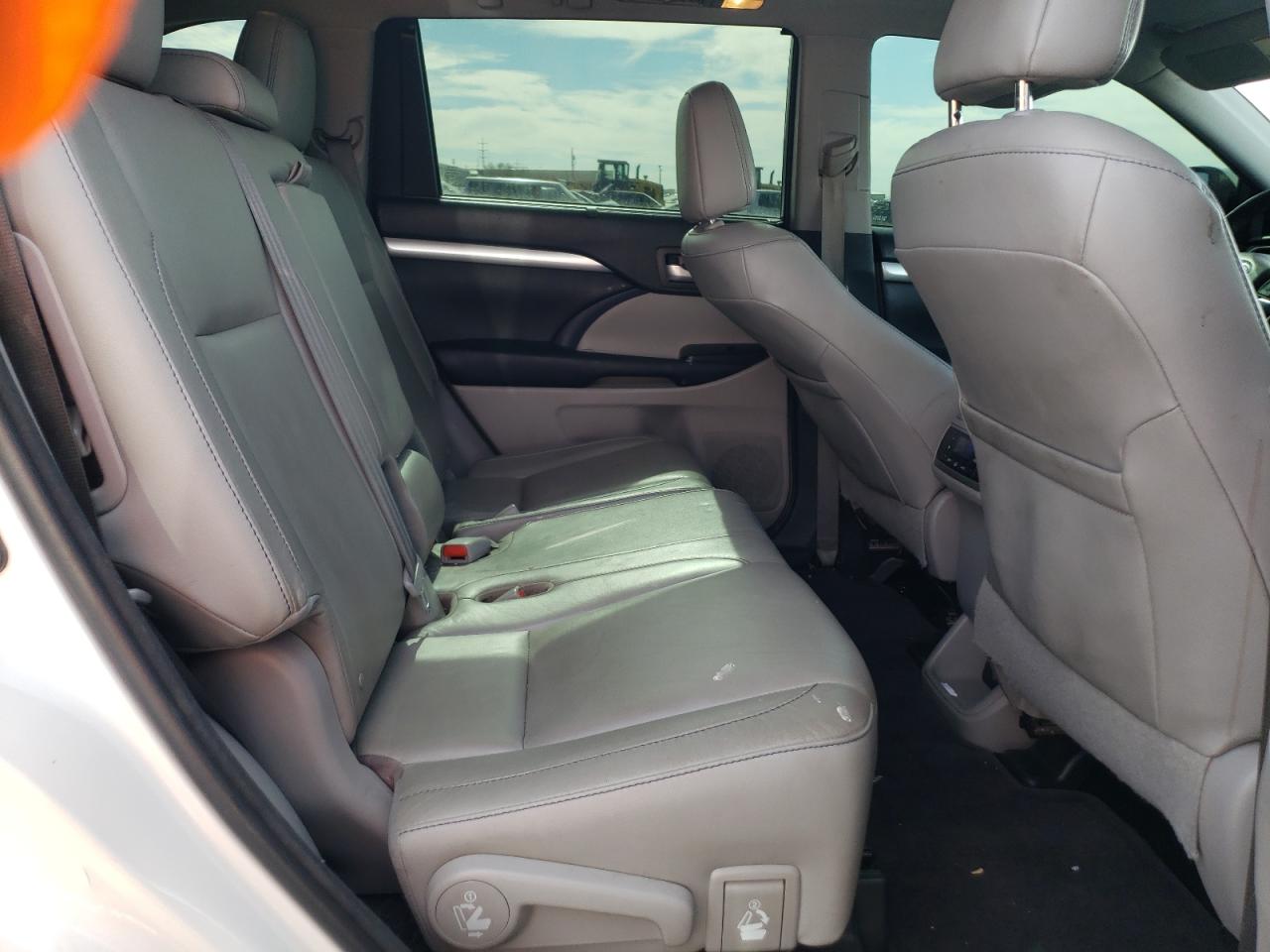 2016 Toyota Highlander - Image 11