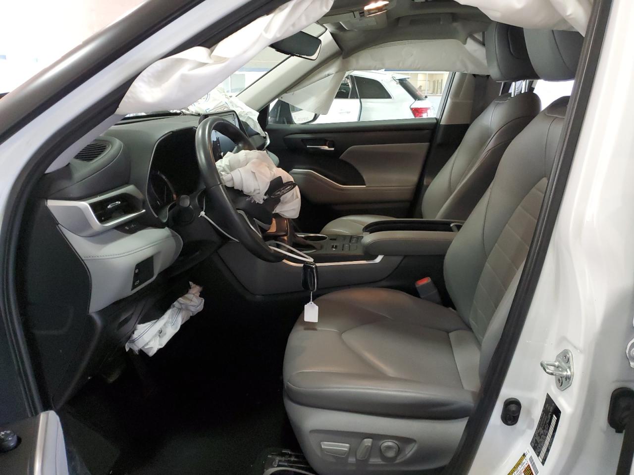 2022 Toyota Highlander - Image 7