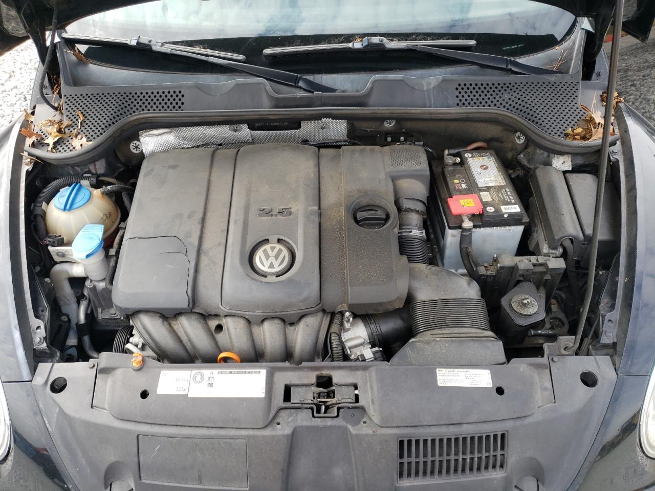 2013 Volkswagen Beetle - Image 11