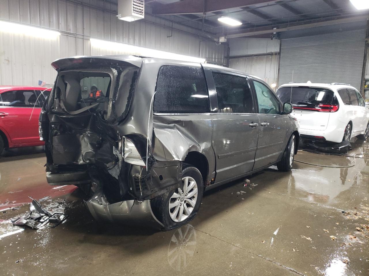 2010 Volkswagen Routan - Image 3