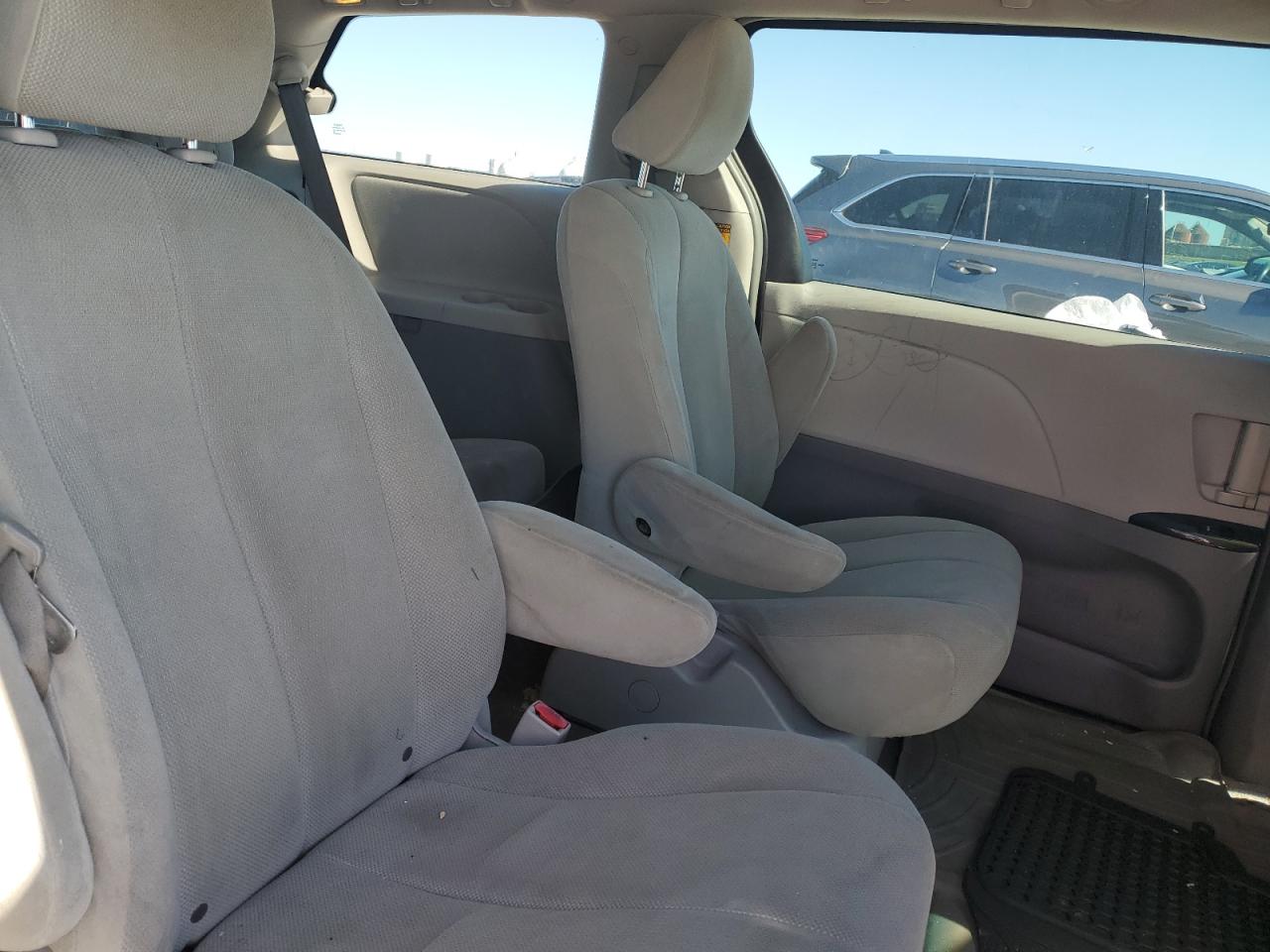 2013 Toyota Sienna - Image 10