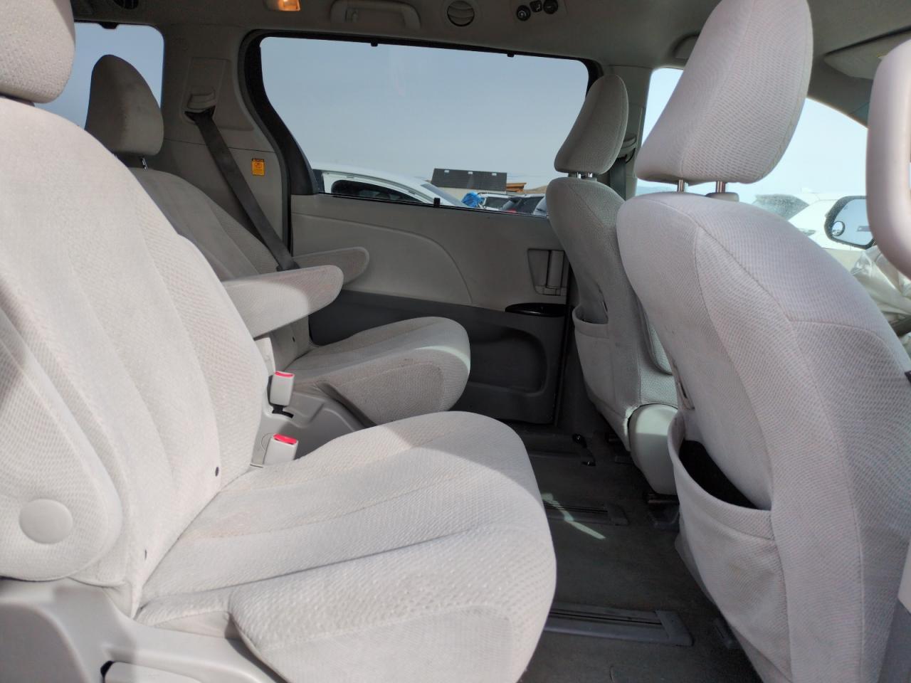 2012 Toyota Sienna - Image 11