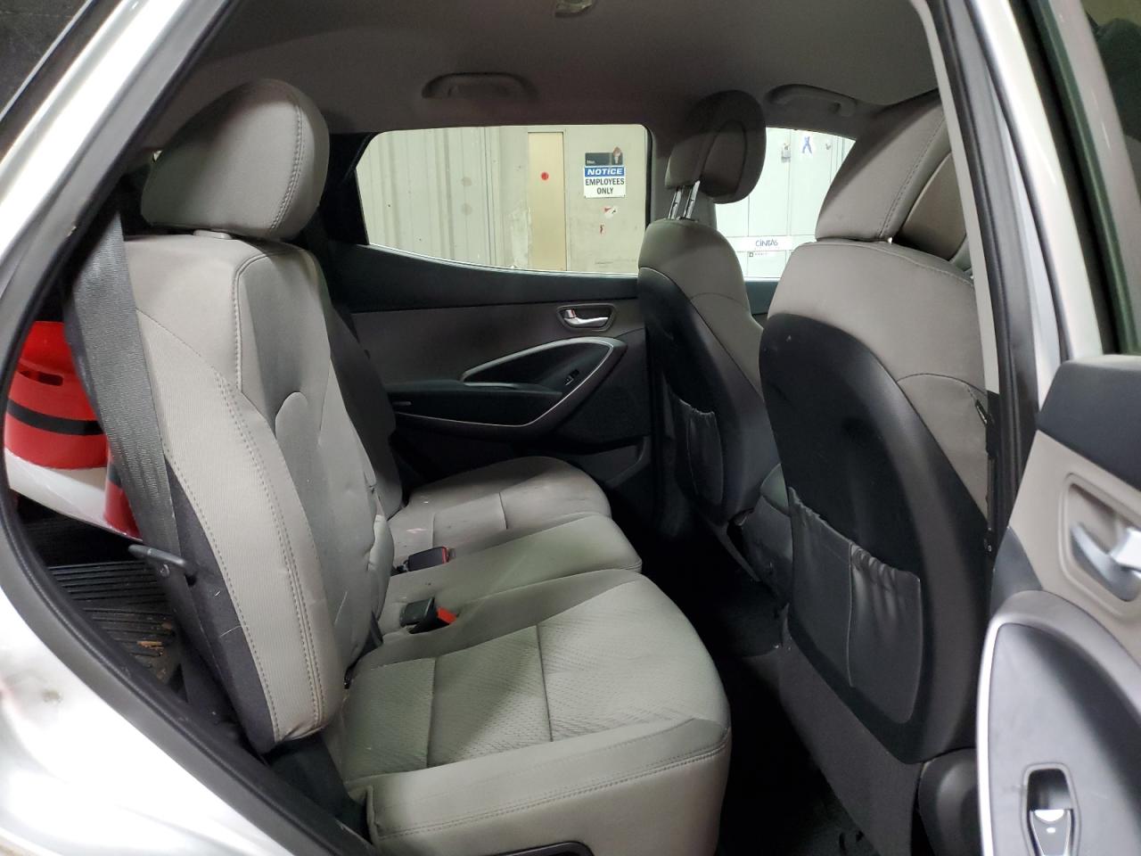 2016 Hyundai Santa Fe - Image 10