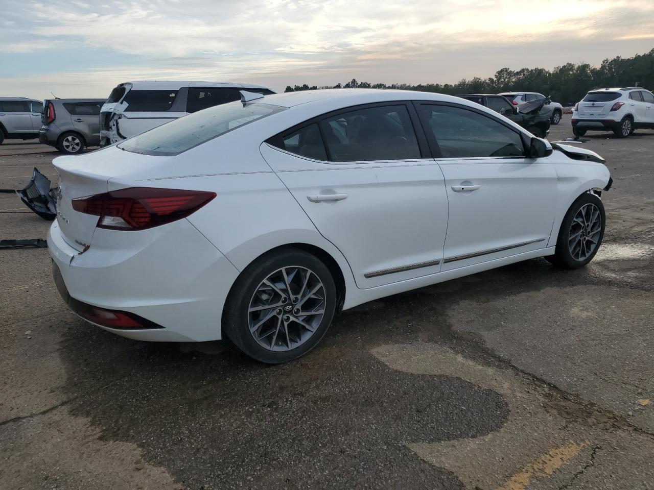 2020 Hyundai Elantra - Image 3