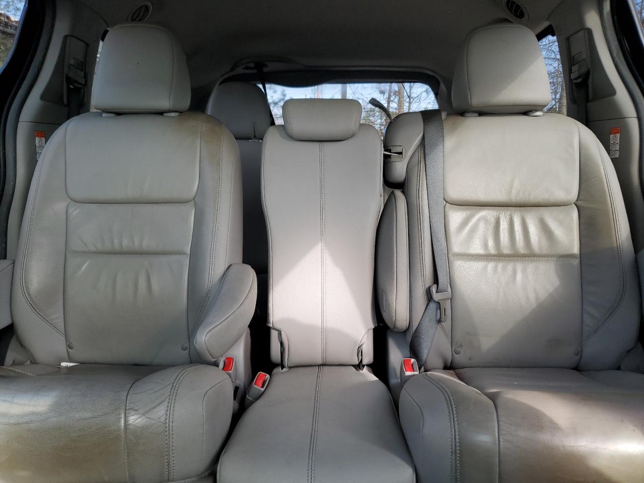 2016 Toyota Sienna - Image 10