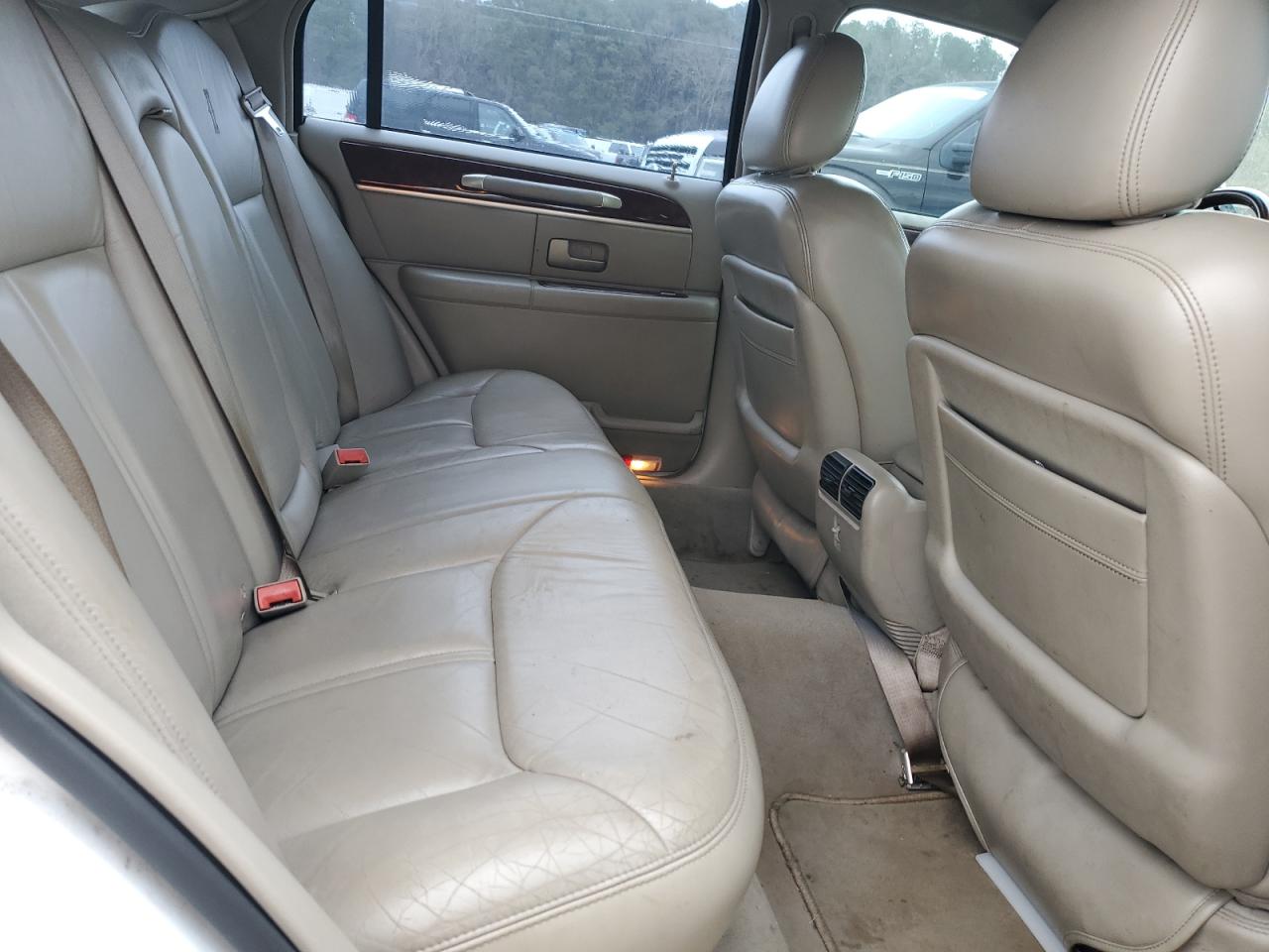 2003 Lincoln Town Car - Image 10