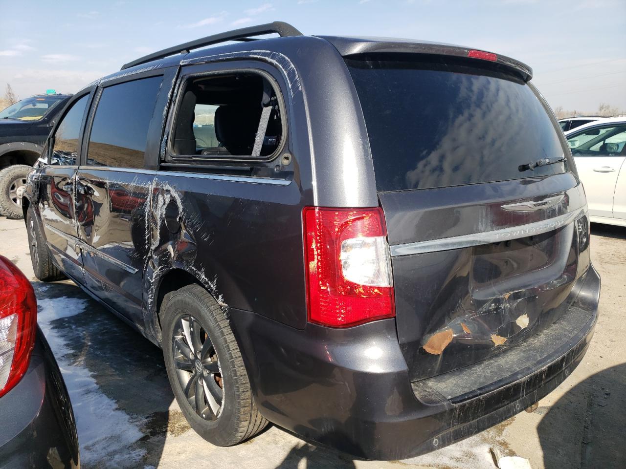 2015 Chrysler Town & Country - Image 2