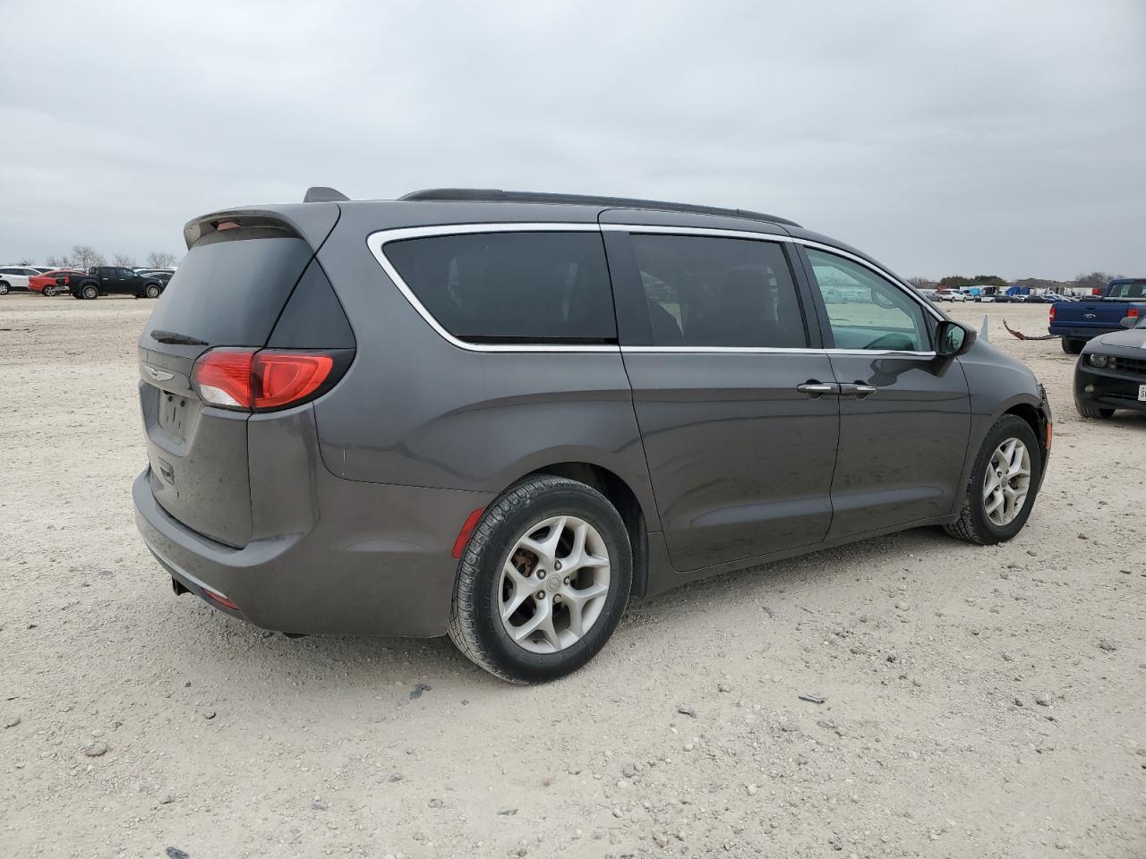 2017 Chrysler Pacifica - Image 3