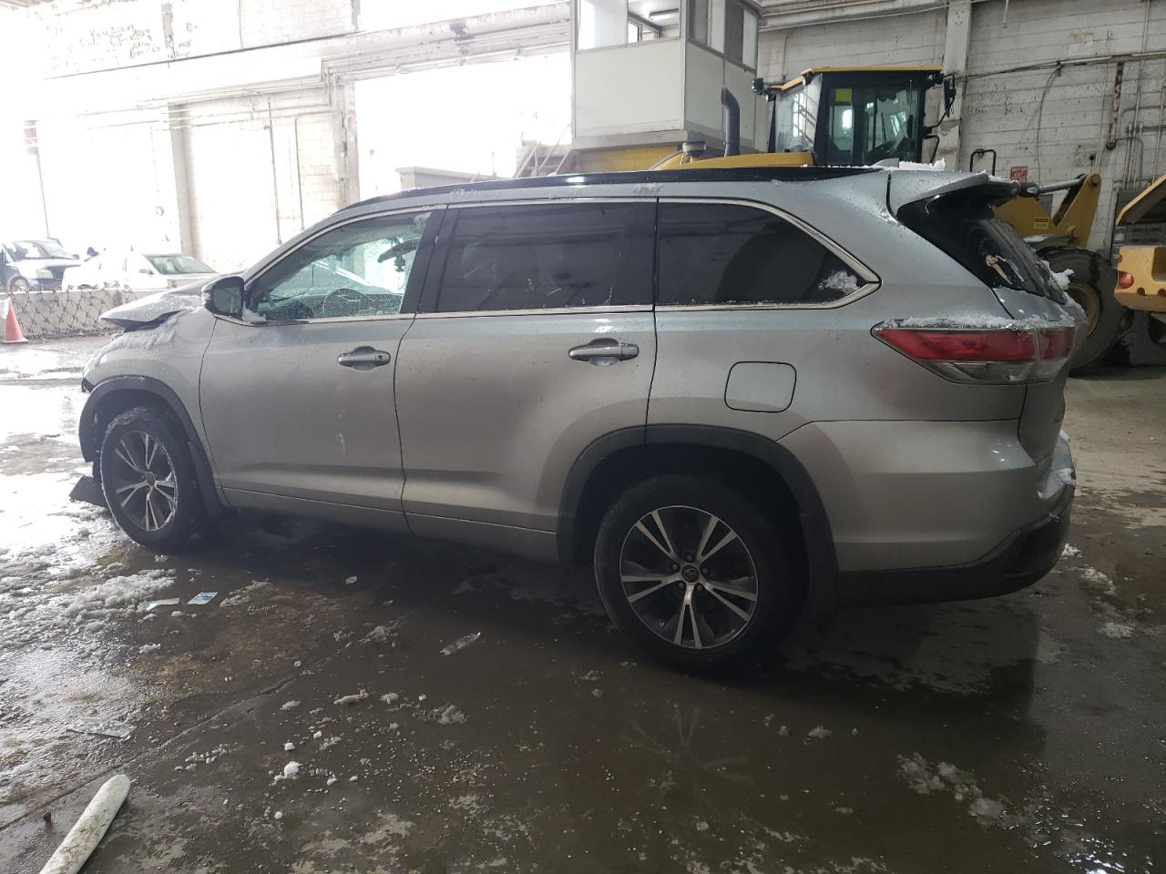 2016 Toyota Highlander - Image 2