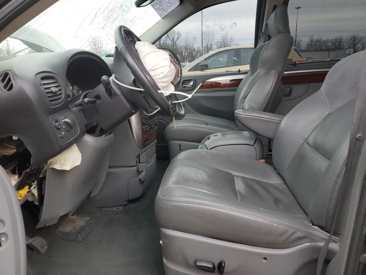 2005 Chrysler Town & Country - Image 7