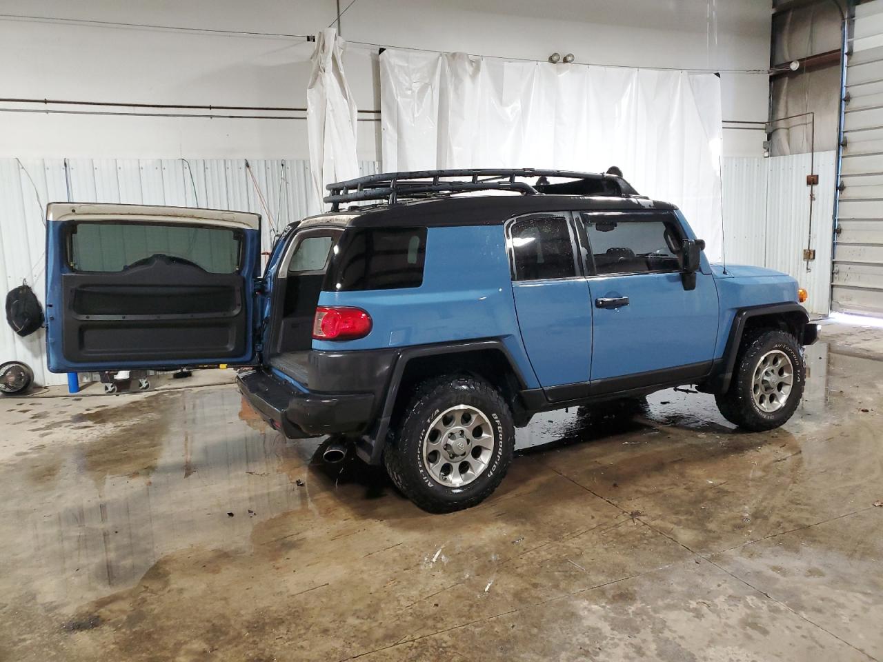2011 Toyota FJ Cruiser - Image 3