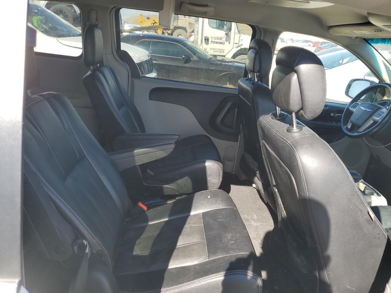 2016 Chrysler Town & Country - Image 11