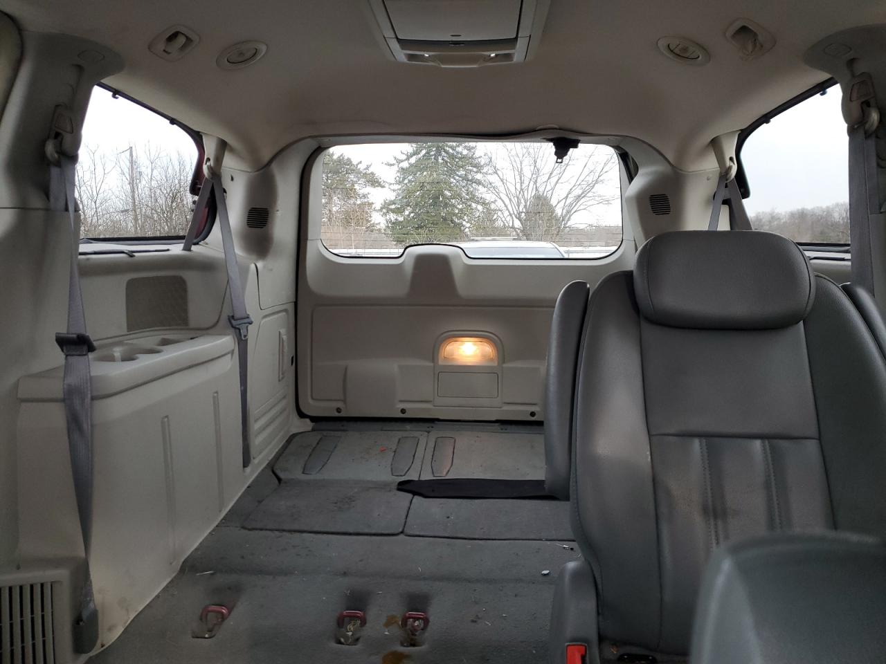 2010 Chrysler Town & Country - Image 10