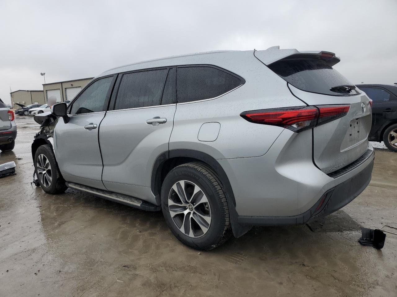 2022 Toyota Highlander - Image 2