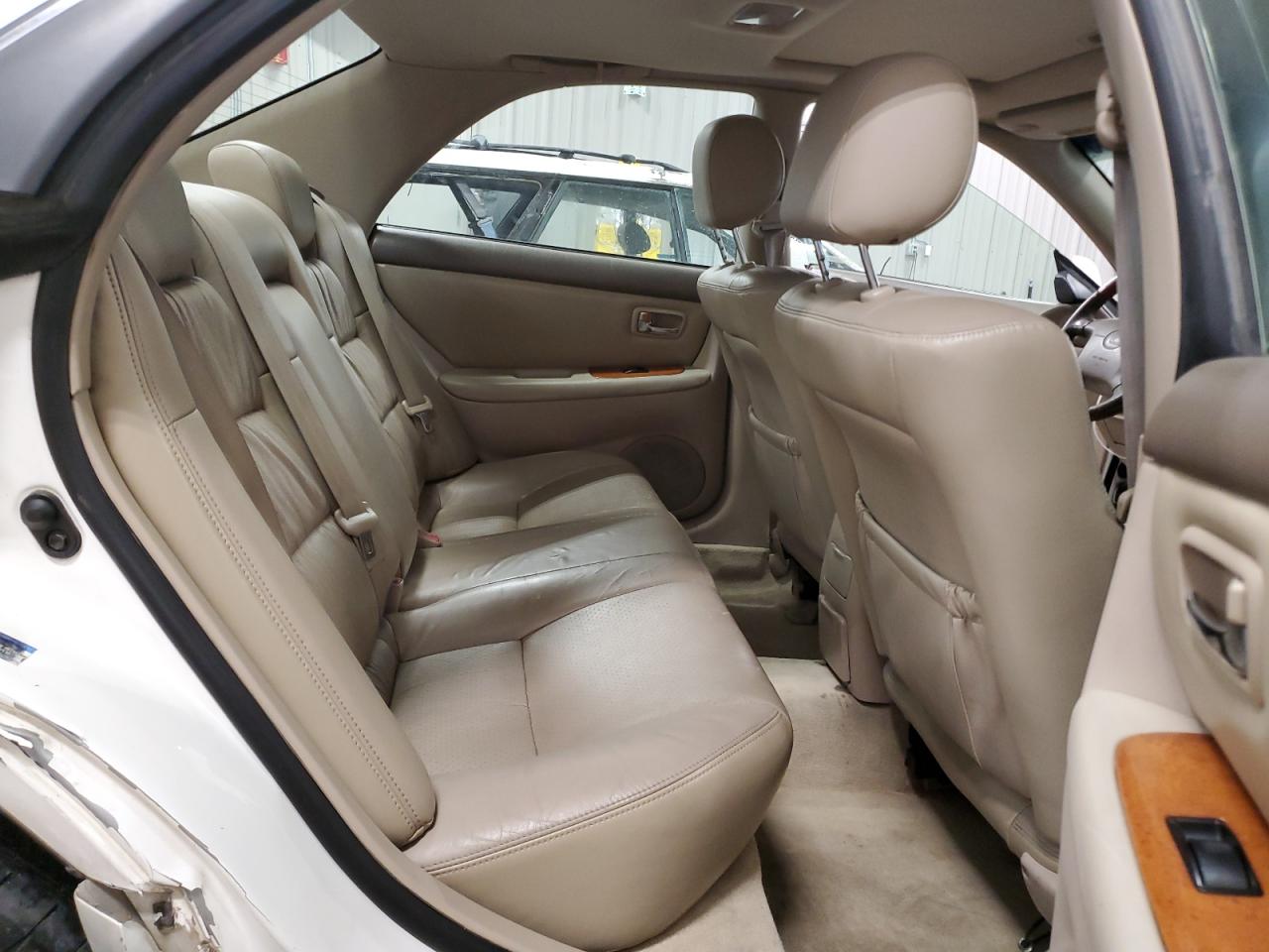 2001 Lexus ES - Image 10