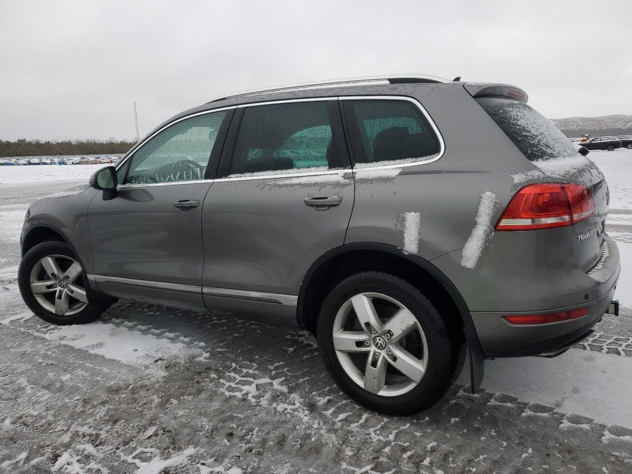 2014 Volkswagen Touareg - Image 2