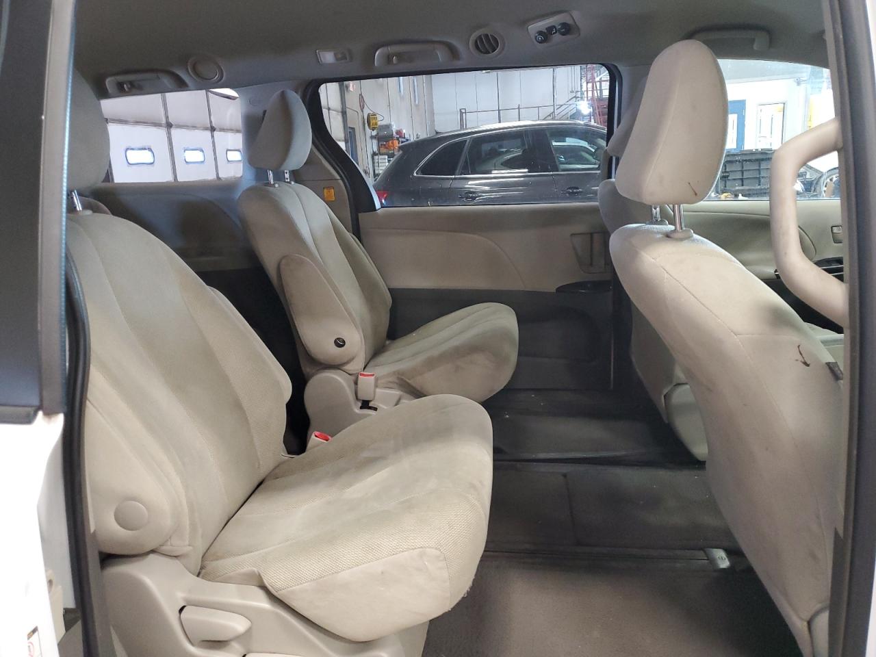2012 Toyota Sienna - Image 11