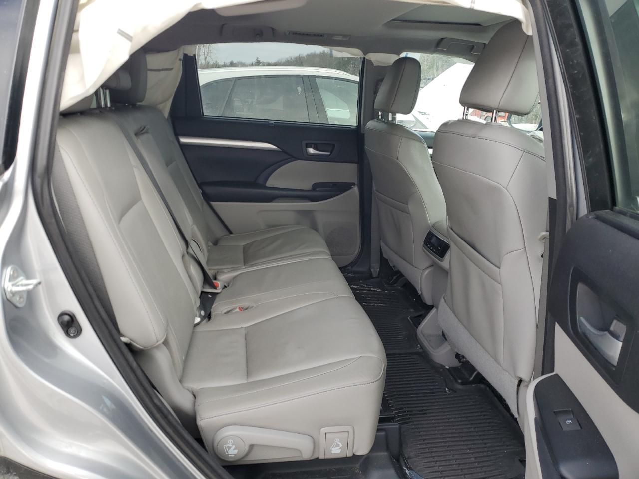 2016 Toyota Highlander - Image 11