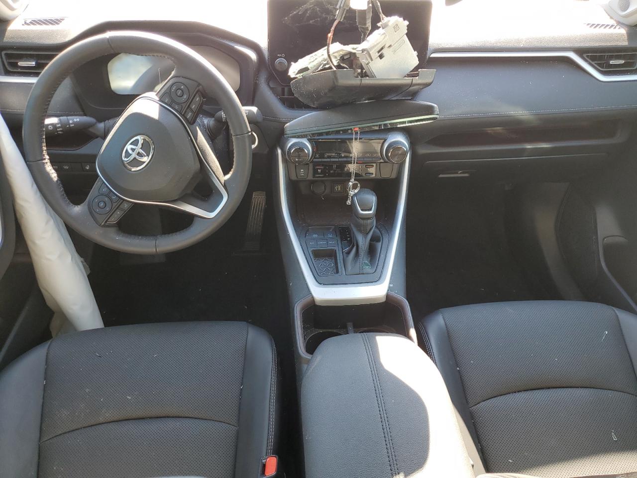 2023 Toyota RAV 4 - Image 8