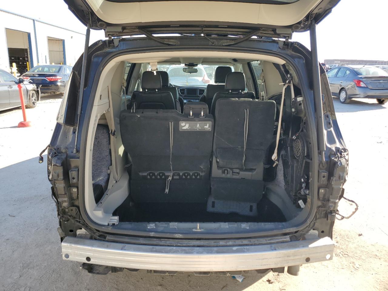 2018 Chrysler Pacifica - Image 6