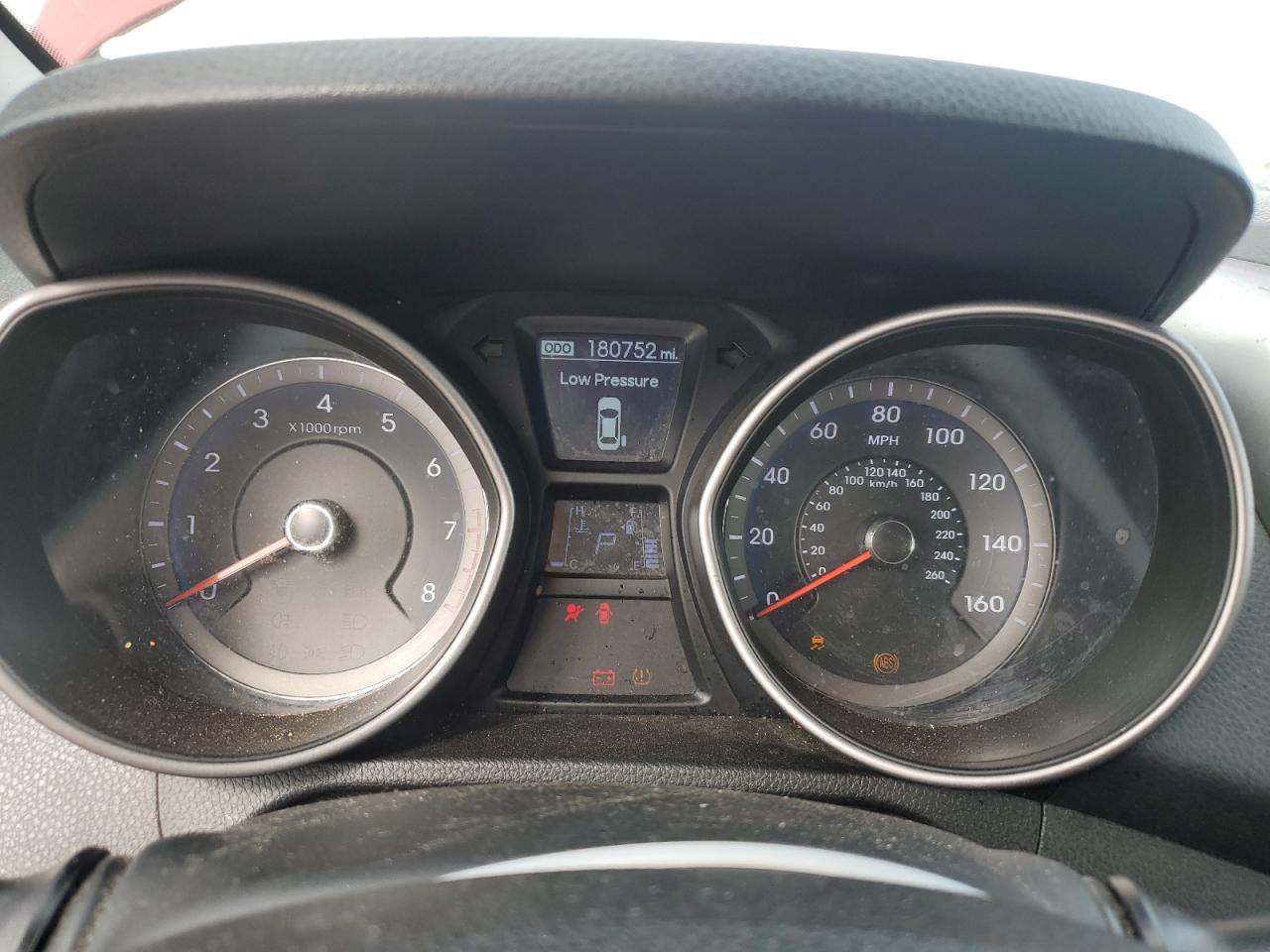 2016 Hyundai Elantra - Image 9