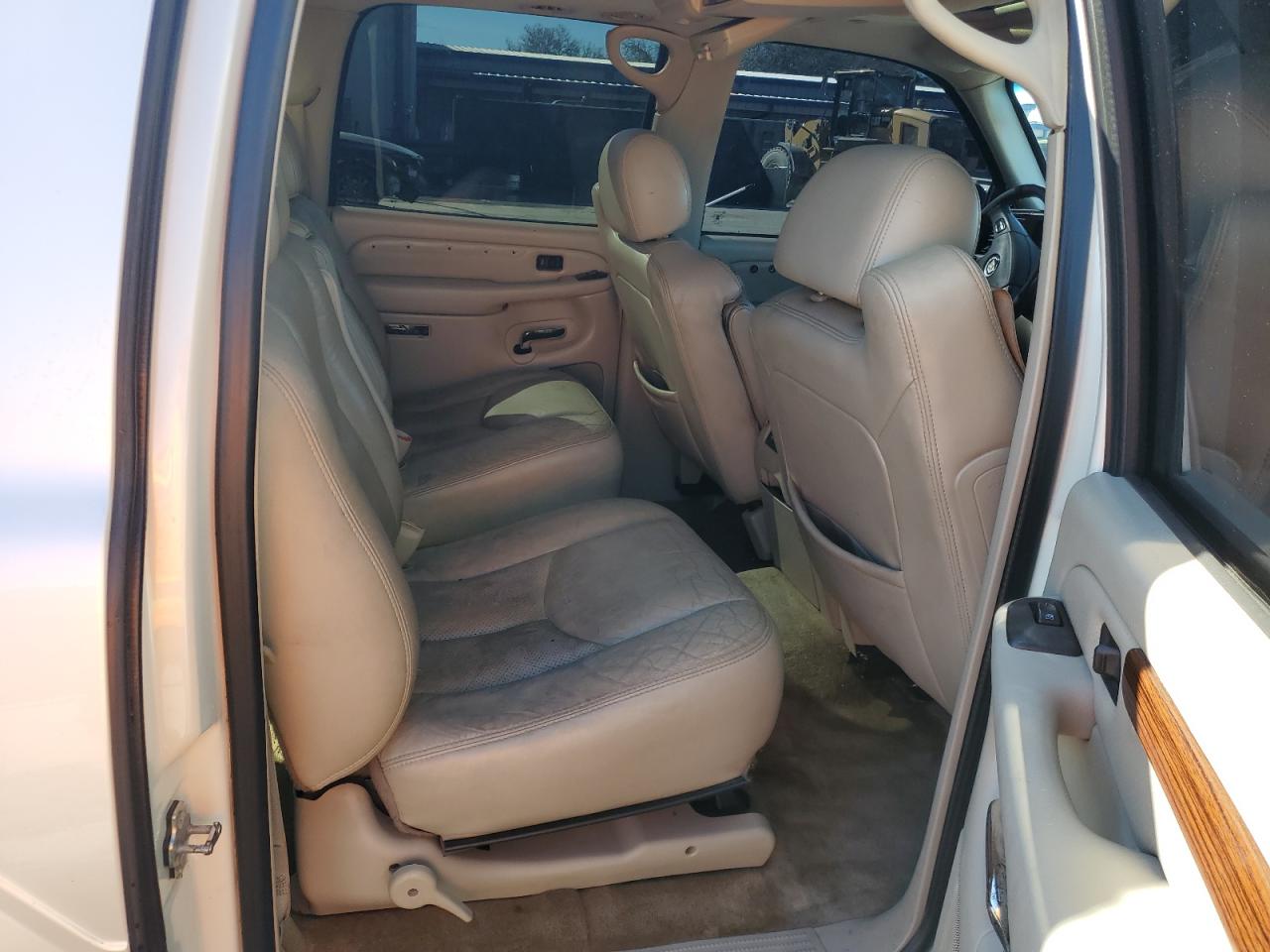 2004 Cadillac Escalade - Image 11