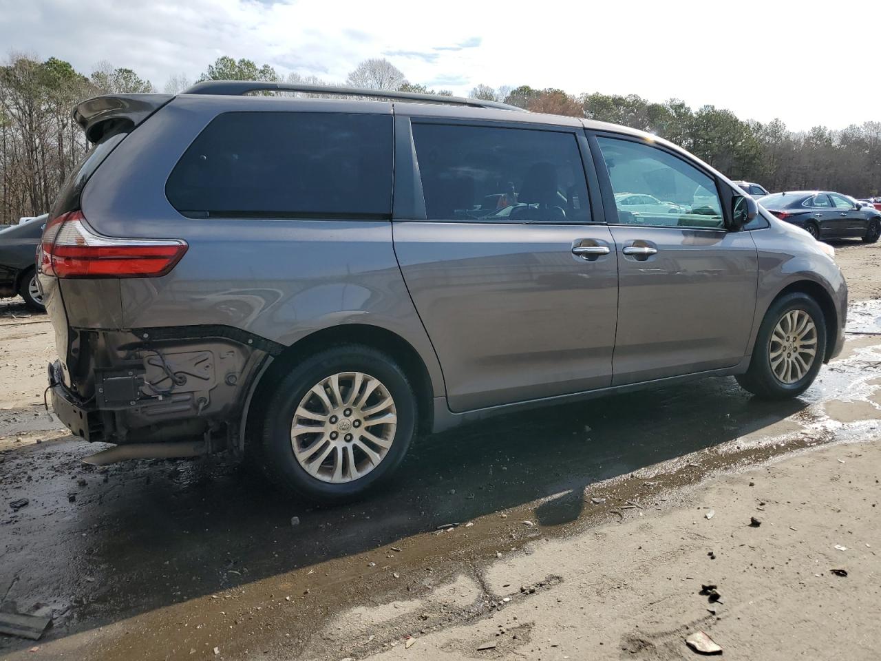 2016 Toyota Sienna - Image 3
